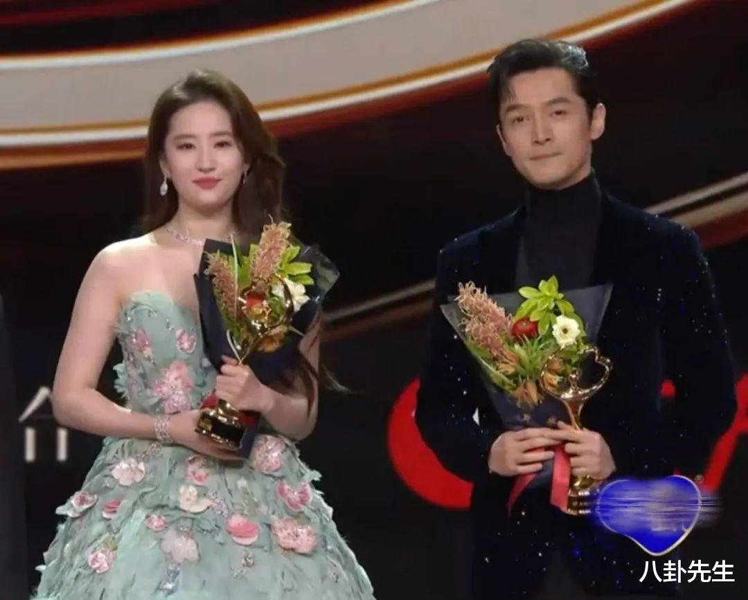 微博之夜|微博之夜丑造型真不少:刘亦菲关晓彤露肩裙显胖,谷爱凌袖套抢镜