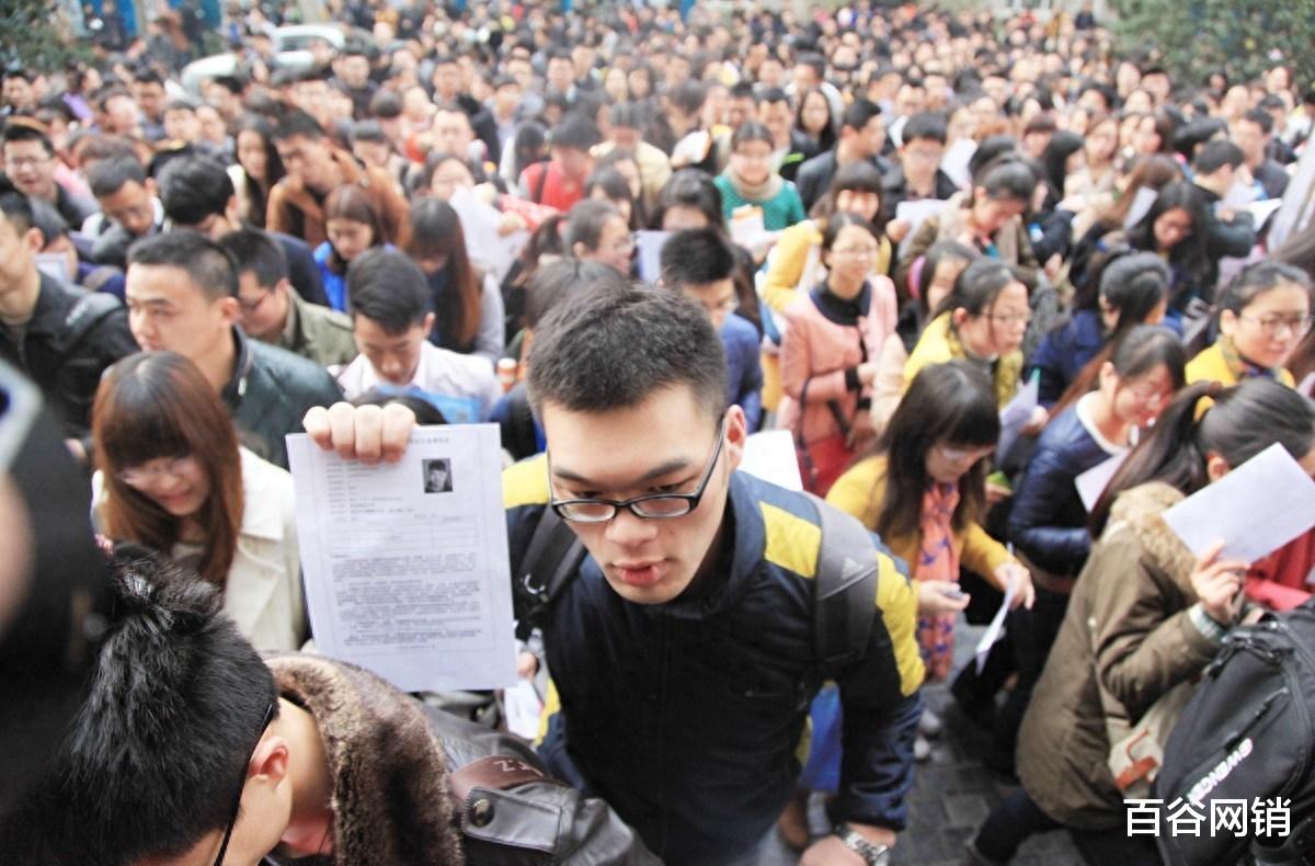 为什么大学毕业生更愿意选择公务员而不是教师?公务员地位高