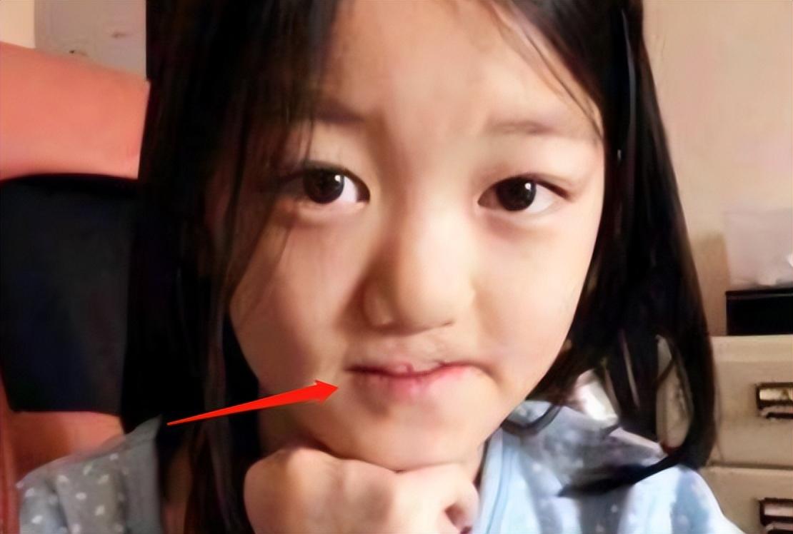 李亚鹏|李亚鹏晒几十万茶桌教女儿喝茶,小阿喜眼睛又是先天病?