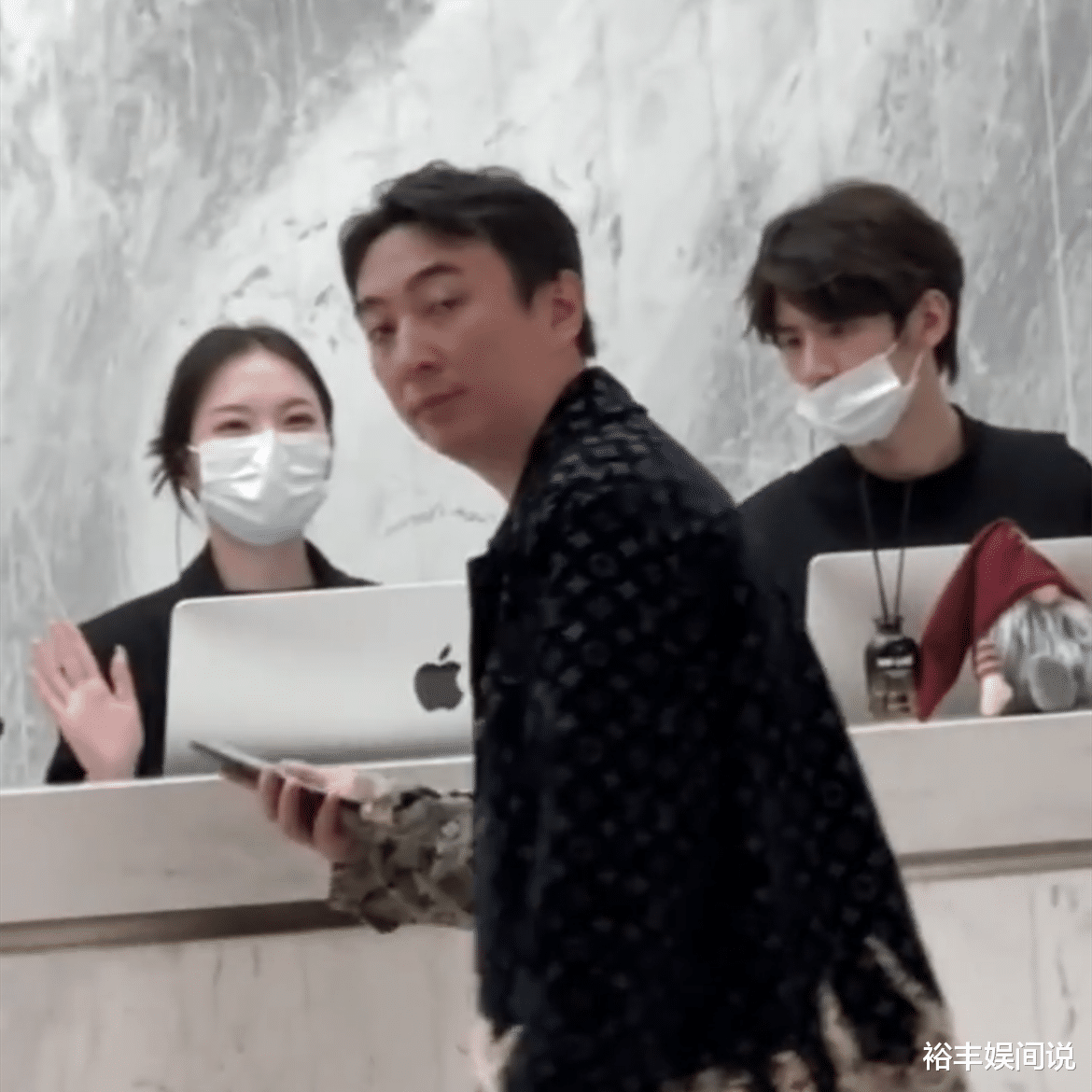 王思聪携姚心怡外出理发!一身行头7万多,下身穿短裤让人不解