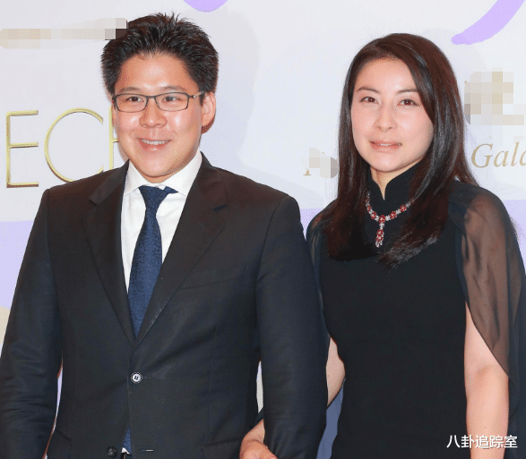 郭晶晶接娃被偶遇,穿黑裙头发蓬乱似妇女,与孩子雨中漫步超开心