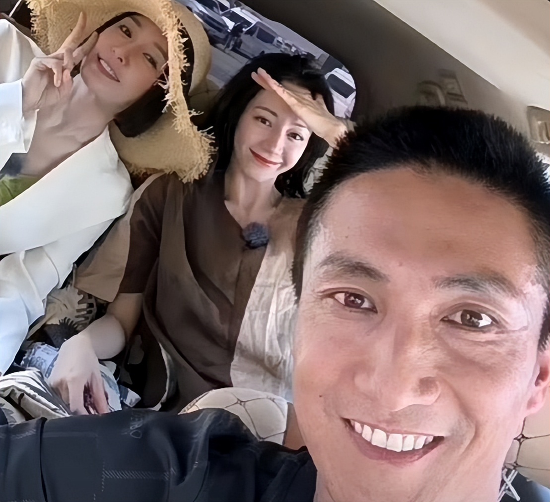 《花少5》沙特录制,热巴披头散发紧跟秦岚,网友:谁红跟谁玩