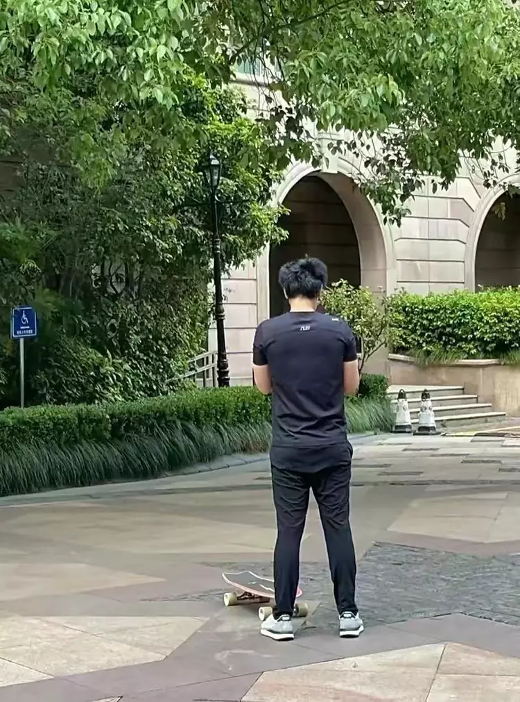 彭于晏|彭于晏近状曝光,在瑞士滑雪脸被冻伤,晒怼脸照“丑”到认不出