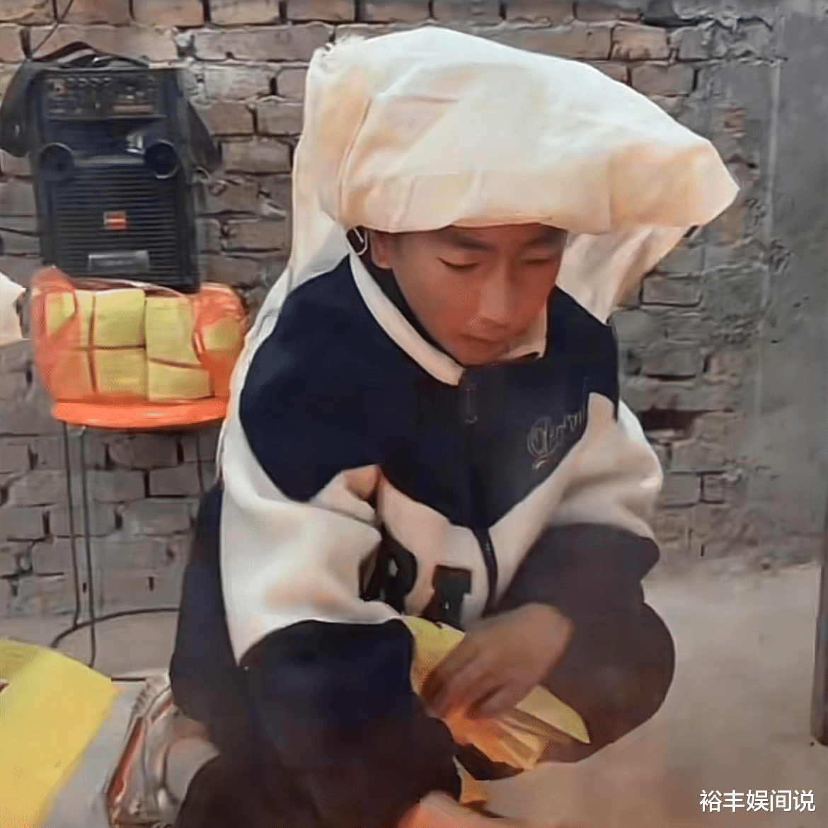 34岁网红李小妞葬礼！3岁儿子手捧遗照太无助，曝其自愿放弃生命