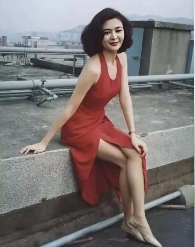 还在执著大红唇的港风妆,我有点倦了