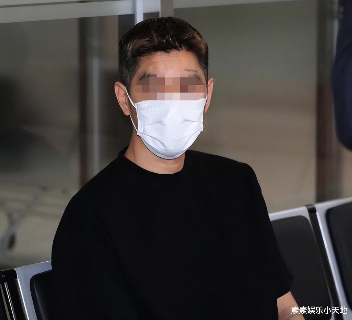 刘亚仁|刘亚仁被当众泼水,回头怒瞪泼水者,警员强力拦着他压制怒火