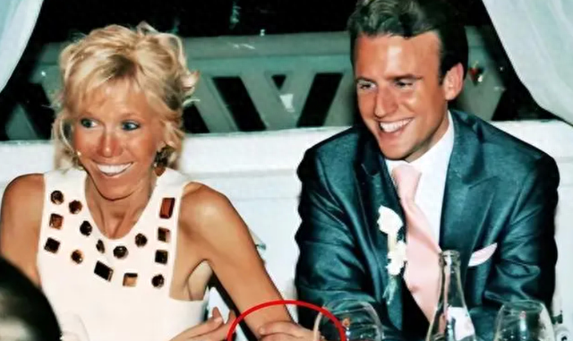 46岁马克龙光着膀子，一脸宠溺握着70岁布丽吉特的脚脖子，好甜蜜