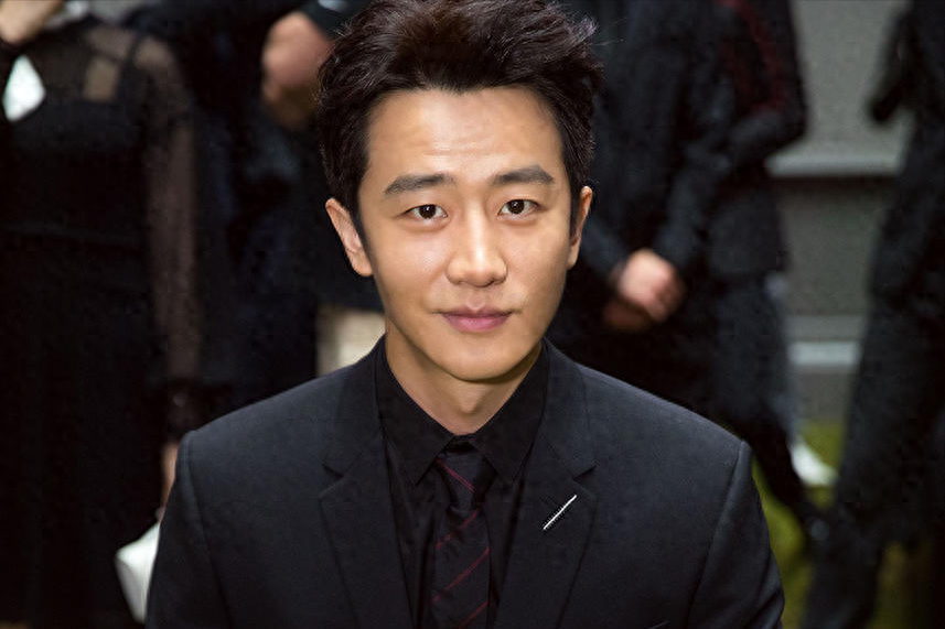 与蒋雯丽偷情照被曝光，从内娱弃子到名导宠儿，他背后究竟谁撑腰