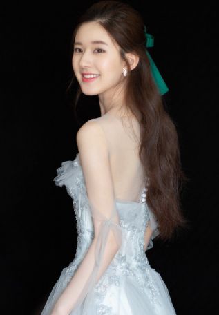 赵露思素人时期照片曝光，头大身小穿劣质外套，手拿三大袋奢侈品