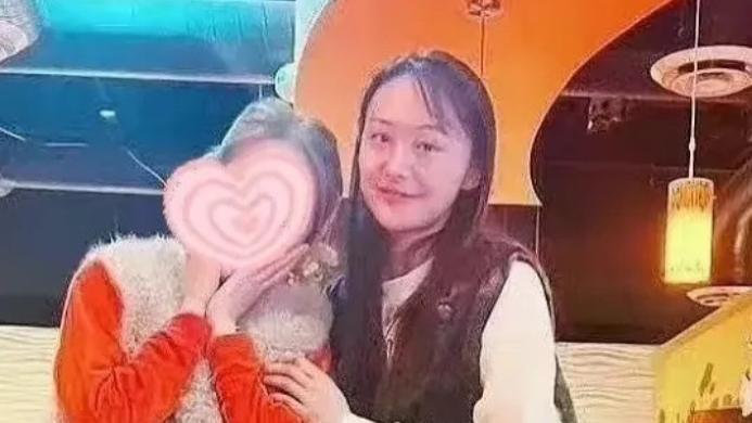 郑爽近况曝光：头发稀疏成大妈，卫生纸都得省着用，穷的只能喝白开水