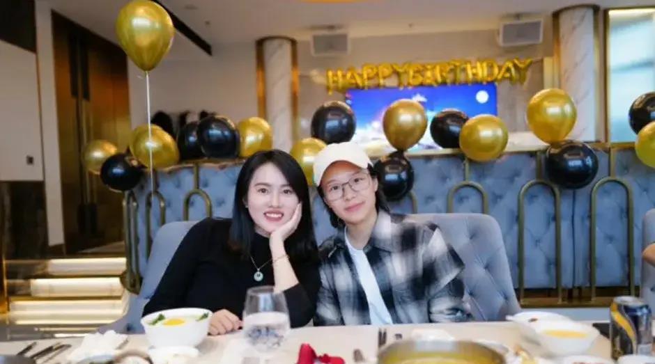 陈若琳享用7999元的黑天鹅蛋糕惹争议！奢侈？她对全红婵比自己好