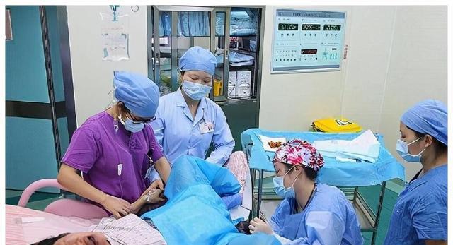 戚薇|“少女胯”与“妇女胯”有何区别？看当红女明星的站姿，一目了然