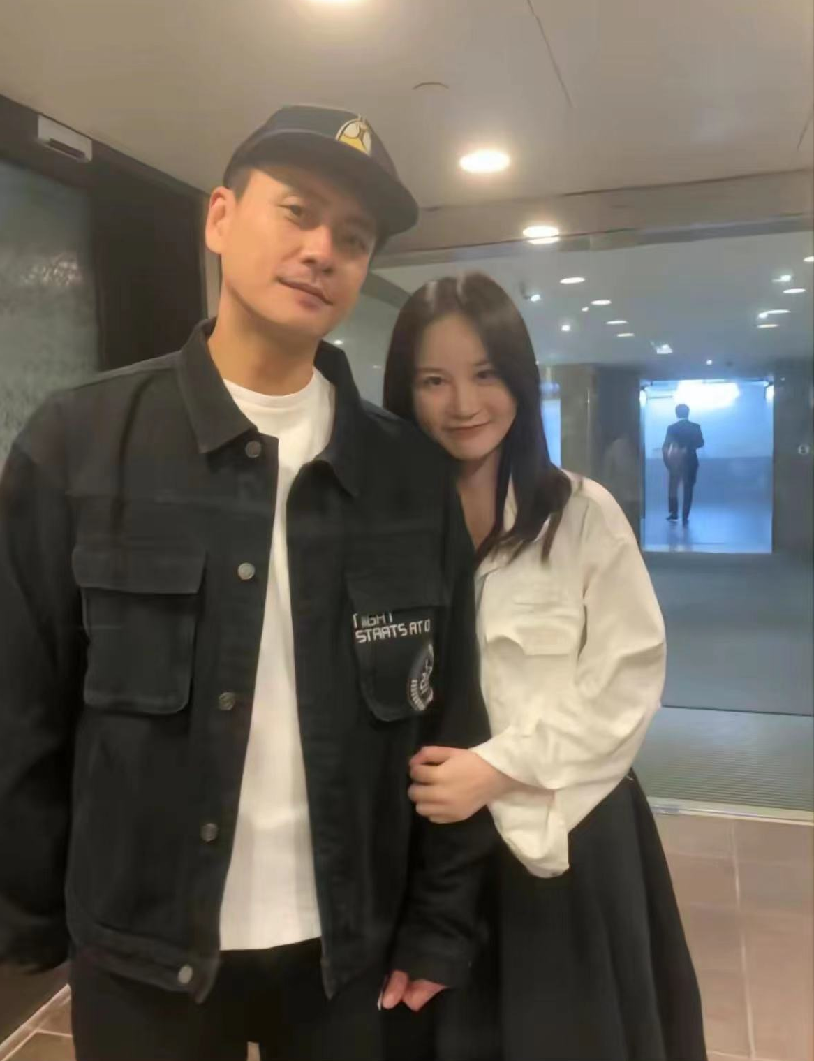 |?黄宗泽和美女粉丝亲密搂抱，被指超过社交距离，二人外形有夫妻相