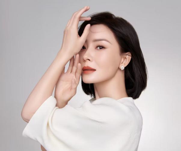 陈数|陈数晒46岁庆生照,桌上摆断舍离,对老公用敬称,被质疑是隐离族