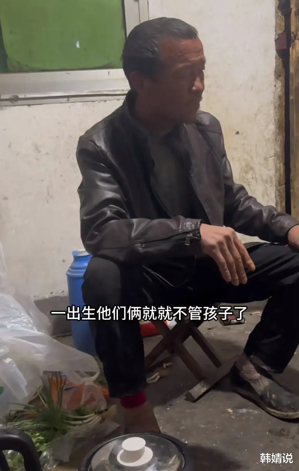 王子恩的18岁父亲现身，父子俩长得很像，都是圆头圆脑的脸型