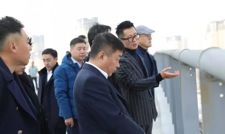 王思聪签约37亿文旅项目，不穿西服亮相惹争议，被调侃不想接班