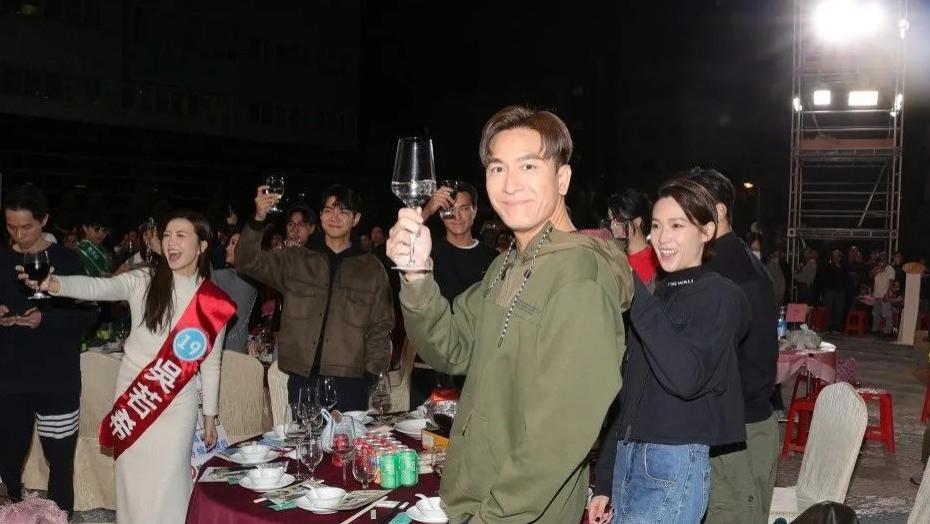 TVB年会堪比农村酒席，用便宜酒送16元礼品，老总承诺加薪遭嘲讽