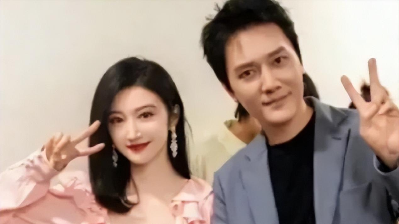 娱乐圈大瓜来了！景甜冯绍峰恋情曝光，亲密合影也都被拍到了？