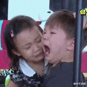 霍思燕和李小璐遛娃,女儿高清正面照曝光,和哥哥如复制黏贴!