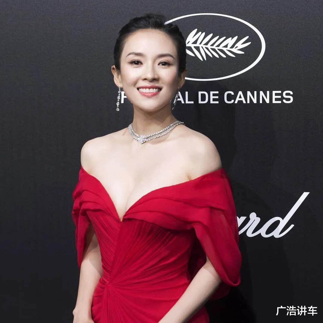 章子怡的身材还挺有“料”,曲线成熟,风情万种