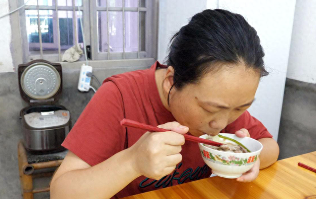 蛋糕|偷吃孩子蛋糕被骂上热搜的妈妈，是多少女性的缩影，却从未被理解