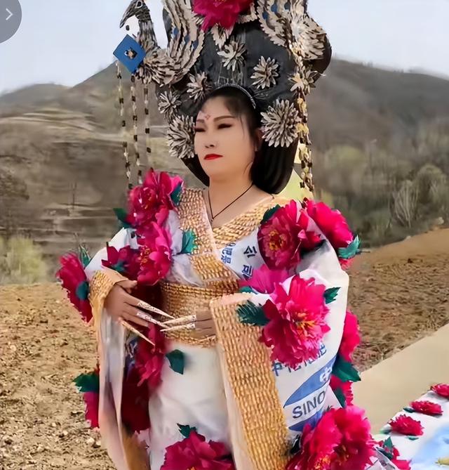 女网红用泡面桶和麻袋模仿武则天,走红后拒23家公司签约:不想赚钱