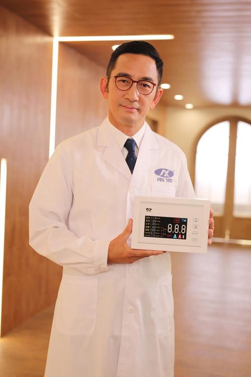 吴启华|港星吴启华庆59岁生日!年轻女粉丝送上关爱,女方青春靓丽身材好