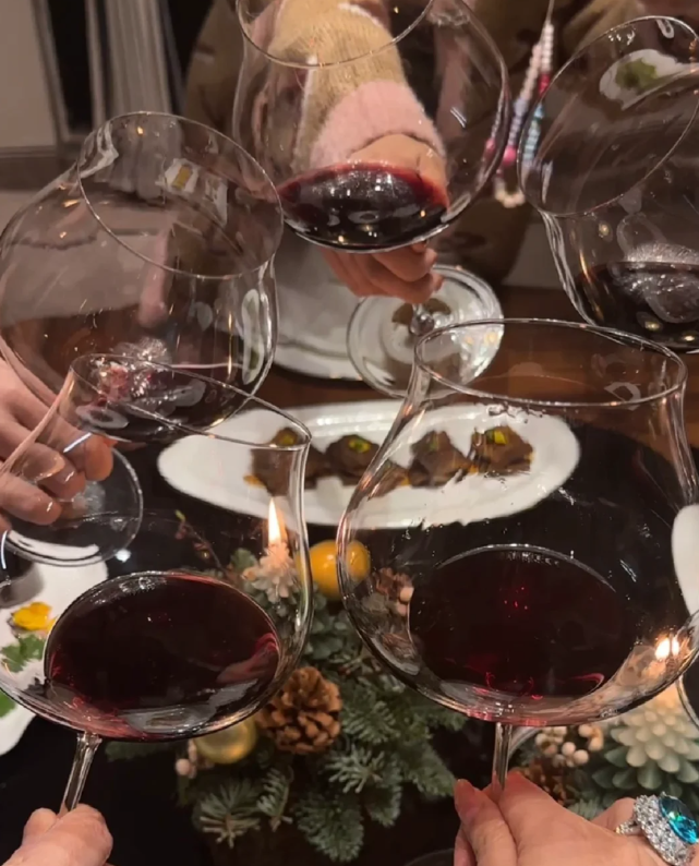 46岁黄晓明参加双旦聚会！与小15岁叶珂亲密合影，笑容满面似情侣