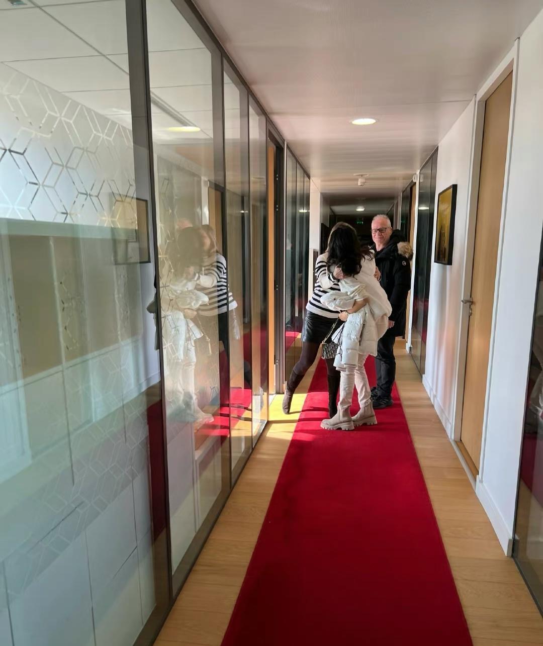 章子怡|章子怡结束巴黎行回国，机场路透曝光又飒又美，独自拉行李无人陪