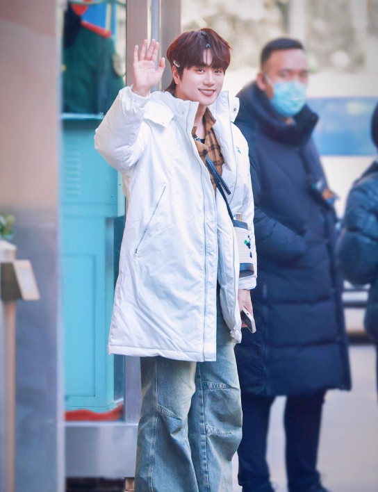 央视春晚第三次联排,看了到场的明星,网友哭了:有他在收视稳了