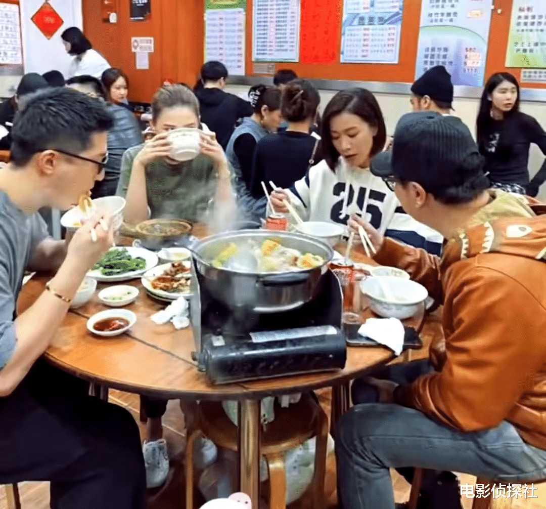 何超莲|窦骁何超莲和佘诗曼小吃店聚餐,打扮朴素接地气,人均消费50左右
