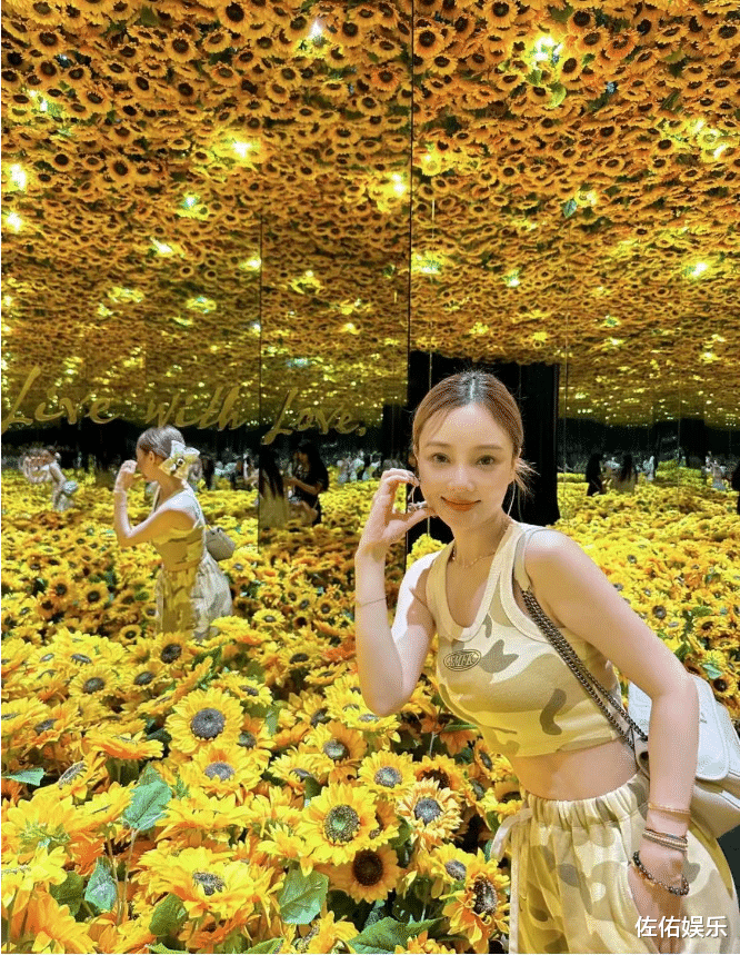 李小璐带甜馨出游超温馨,身材窈窕似初恋,高调表白在一起很幸福