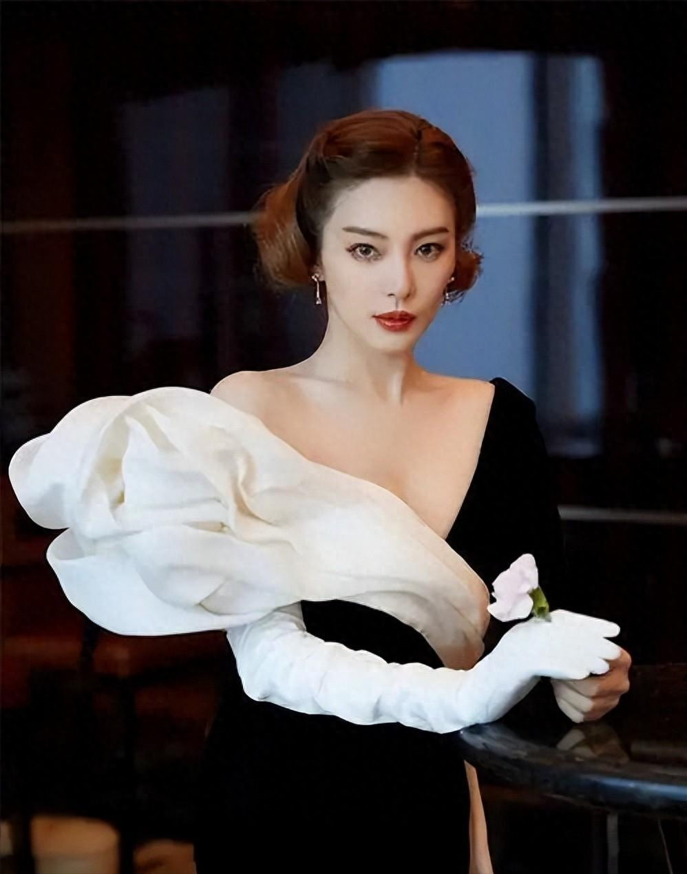 皮衣女神“张雨绮”直播带货:699元的价格连一双袜子都买不到!