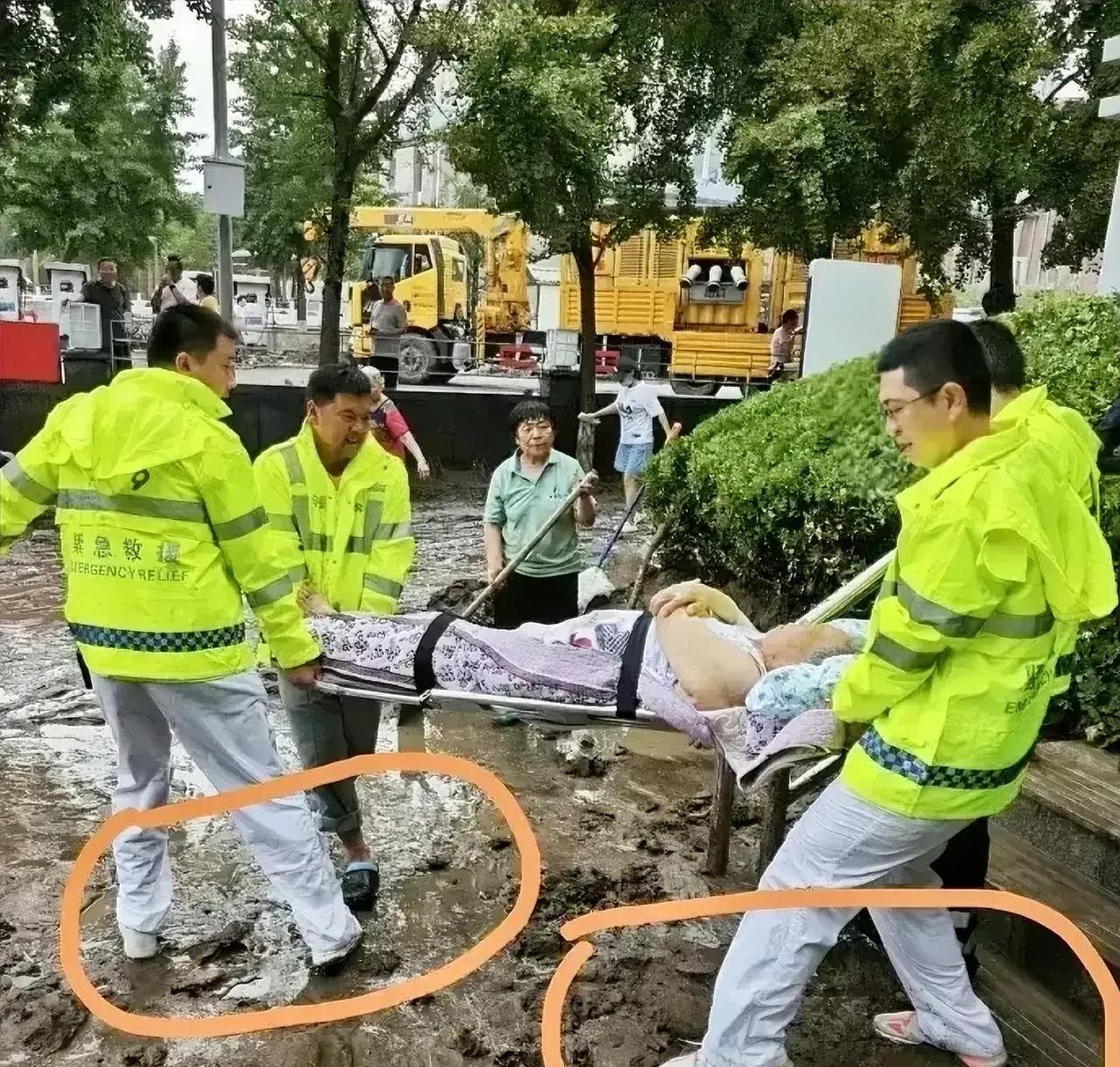 王宝强给红十字会好好的上了一课,干活应该穿雨鞋而不是燕尾服!