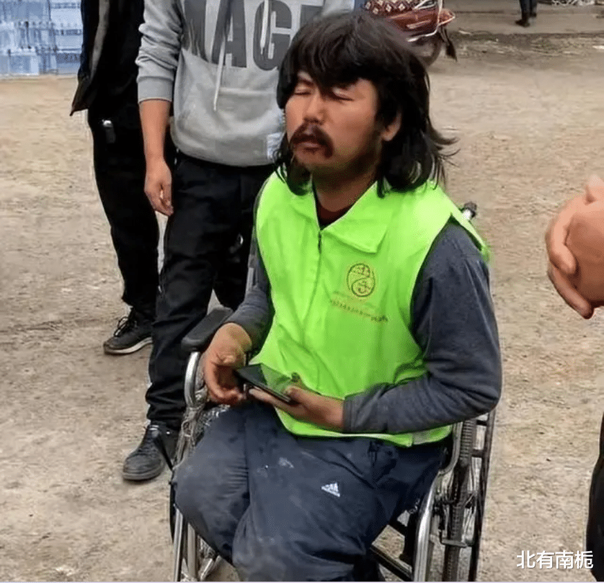 跪着的巨人胡雷:身体残疾拾荒15年捐款百万,资助学生看到他哭了_金纳莱网