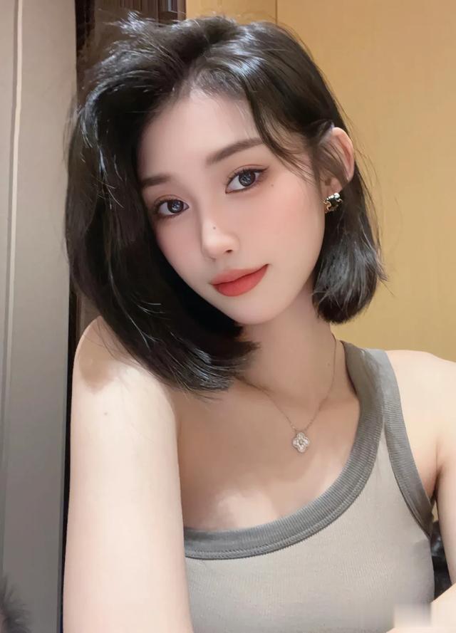 精致的短发美女