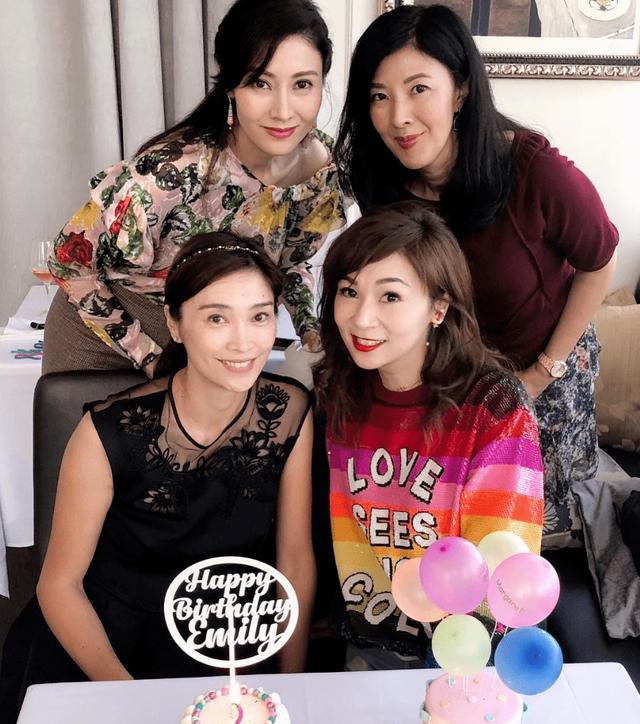 刘銮雄不再虚弱,久违现身富豪聚会,由甘比陪着跟李嘉欣闺蜜合影!