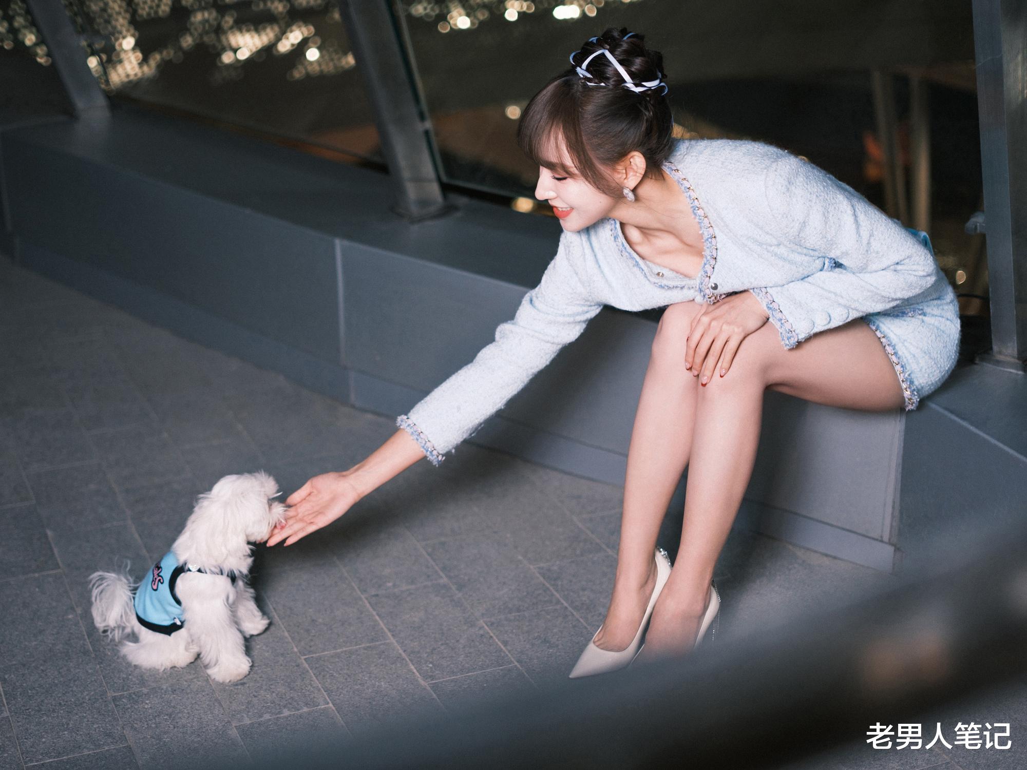 程潇|程潇小香风造型上线,白色小可爱外搭浅蓝西装裙,又酷又美