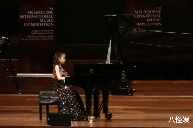 戚薇女儿现身墨尔本参加钢琴比赛,奢华礼服瞩目,多次弹错引热议