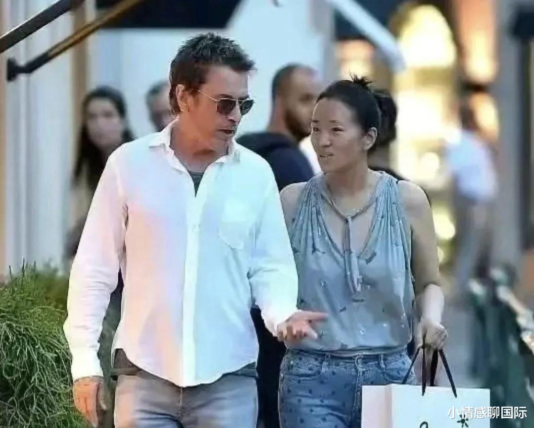 巩俐|巩俐穿万元牛仔褂去戛纳，手提3.8万包包太豪横，外国老公引热议