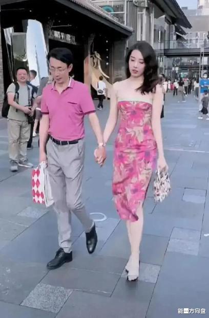 董思槿 董思槿高考前160斤，皮肤黝黑堪称丑小鸭，就读211大学后减肥逆袭