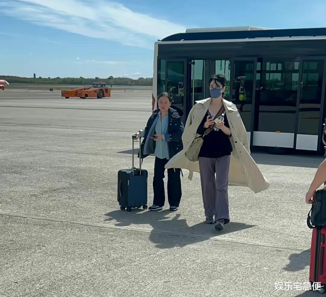 李嫣|李嫣17岁生日近照曝光，穿白衬衣气场强大，一双眼睛完美遗传王菲