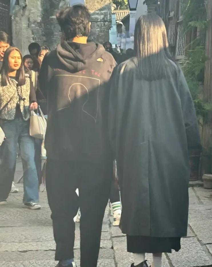 王传君一家三口逛乌镇，女儿扎啾啾穿粉装显呆萌，齐溪被赞气质不错