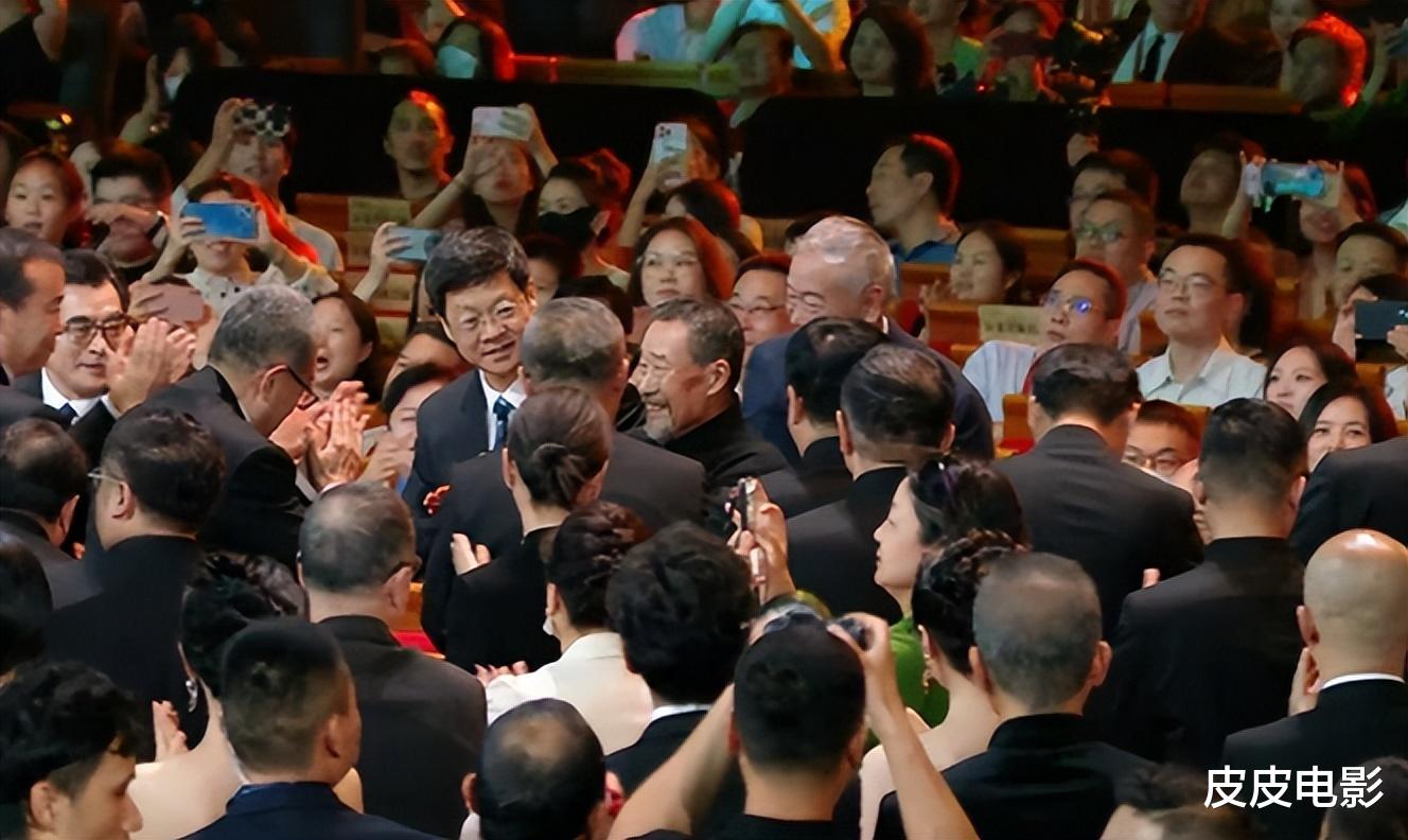 这一夜,袁泉气质出圈,殷桃女人味十足,何赛飞咬嘴唇可爱