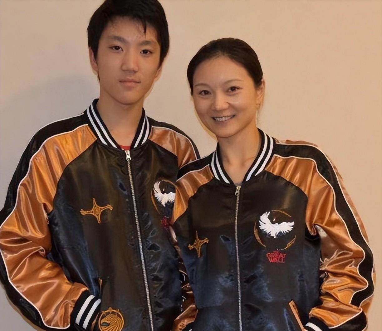 73岁张艺谋离婚风波后续！小31岁娇妻退网8个月，夫妻久未秀恩爱