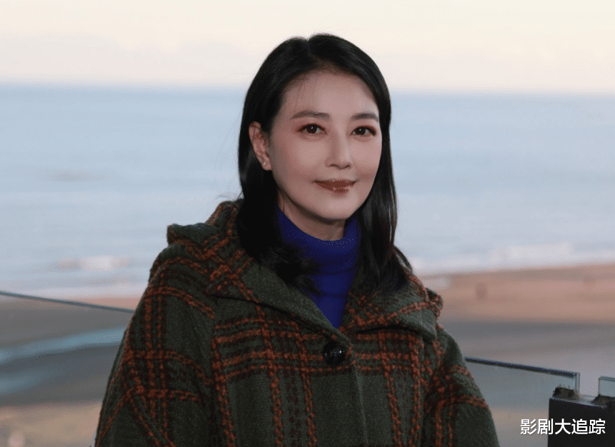 周海媚粉丝自发去别墅悼念!家周围荒凉一片,母亲带着骨灰已返港