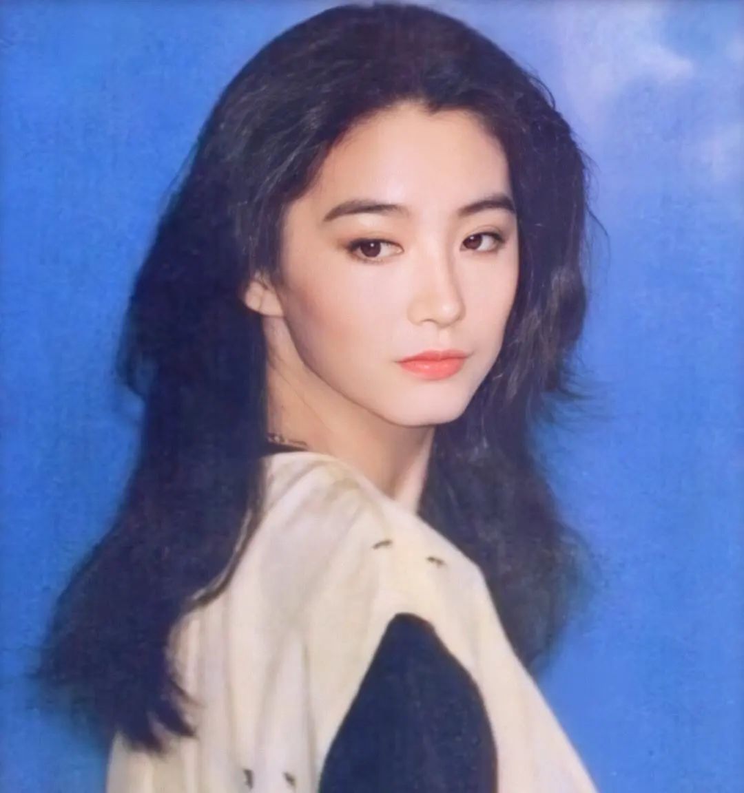 林青霞，“东南亚第一美人”，穿搭展现了时尚品味不过时的经典。