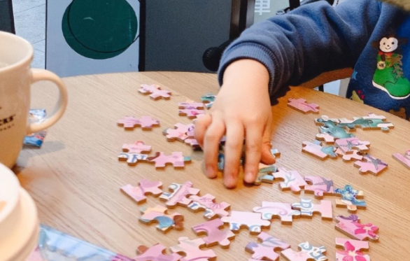 袖珍人吴康:他的外表看似小孩,实则36岁,如今靠拼图发家致富