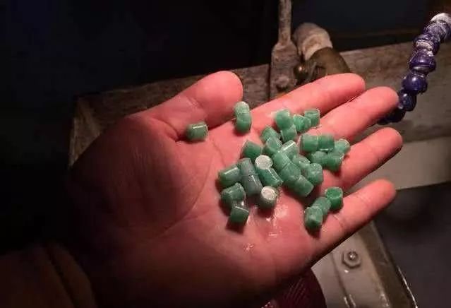 一块翡翠原石,竟切出数十条满绿手镯