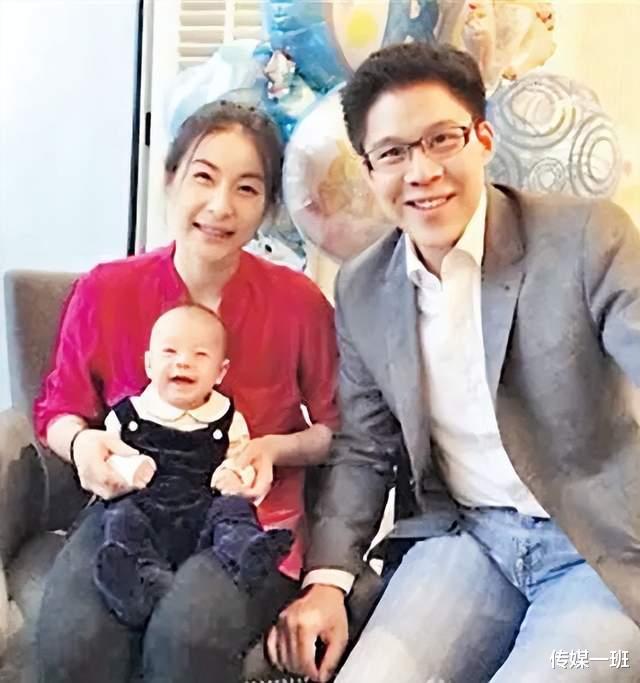 霍启刚|霍启刚晒父子4人同框照,兄弟3人各有特点,霍启山成颜值担当